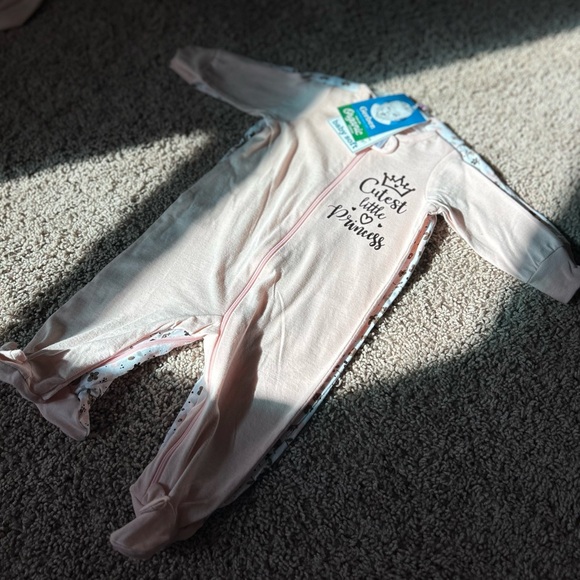 Organic 0-3 month old
Baby Girl Clothes + Burp
Cloths Bundle - Picture 3 of 5